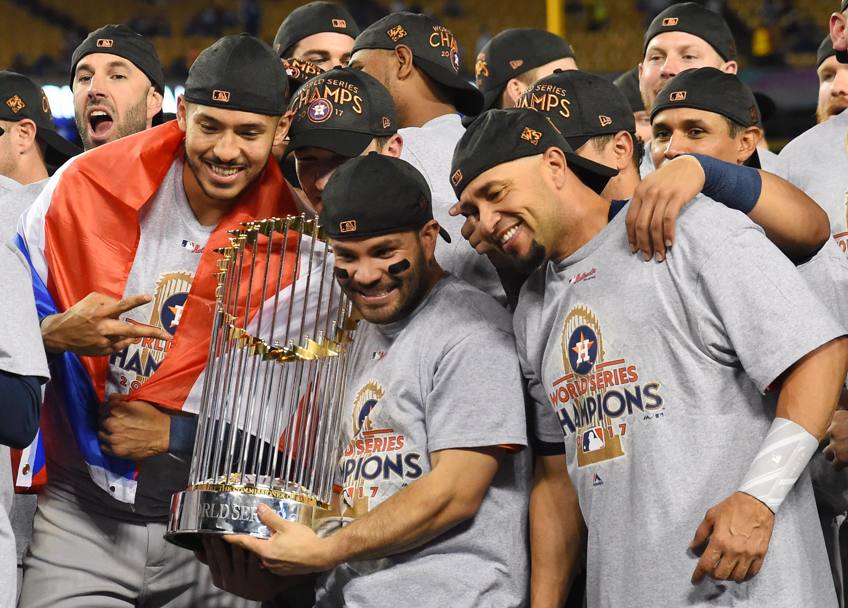 Festa grande per Jos Altuve (con il trofeo in mano) e i suoi compagni degli Houston Astros dopo la conquista delle World Series 2017: hanno appena sconfitto i Los Angeles Dodgers. Si tratta del primo titolo per la franchigia texana. Reuters
